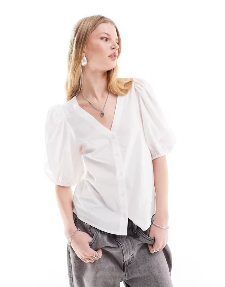 Blusa blanca con manga corta voluminosa, cuello de pico y detalle de abertura en forma de corazón en la espalda de Monki Blanco 17XcPzaV