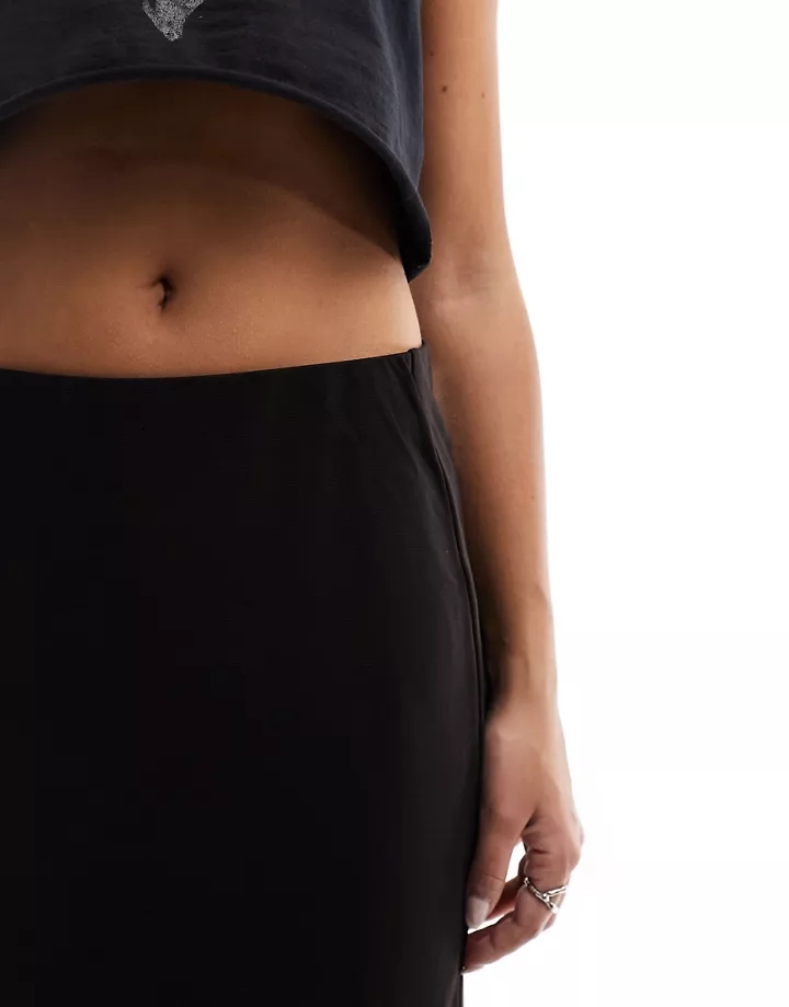 Falda midi negra asimétrica con diseño drapeado de Monki Negro 2a5wfHuo