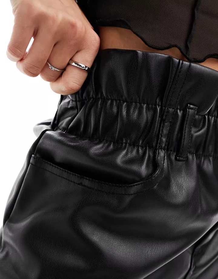 Minifalda negra con cintura paperbag de cuero sintético de Only Negro 37mWKfUN