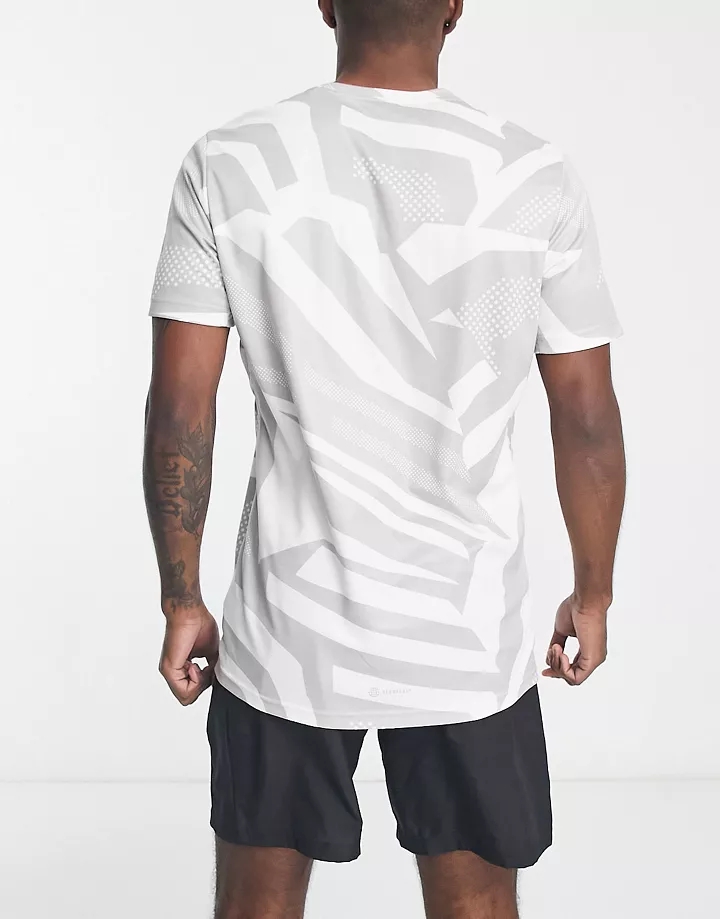 Camiseta blanca con estampado abstracto Own The Run de adidas Running Gris 3oAjbgTw