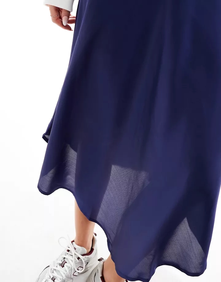 Falda midi azul intenso asimétrica de satén de Wednesday´s Girl Azul 40gIJOti