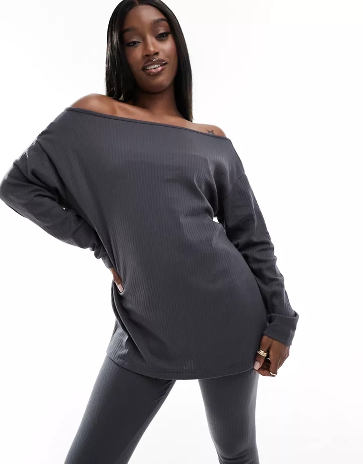 Conjunto gris carbón de camiseta de manga larga con escote Bardot y leggings de In The Style Gris carbón 4QSdyuCe