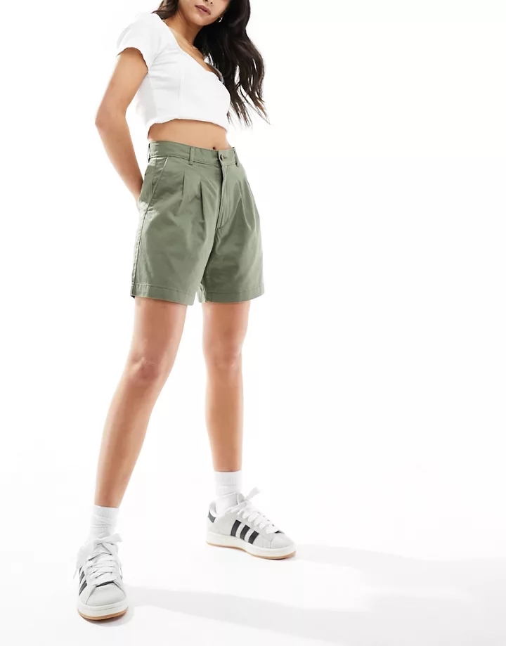 Pantalones cortos verdes con pinzas de Levi´s Verde 4XB2HSjt