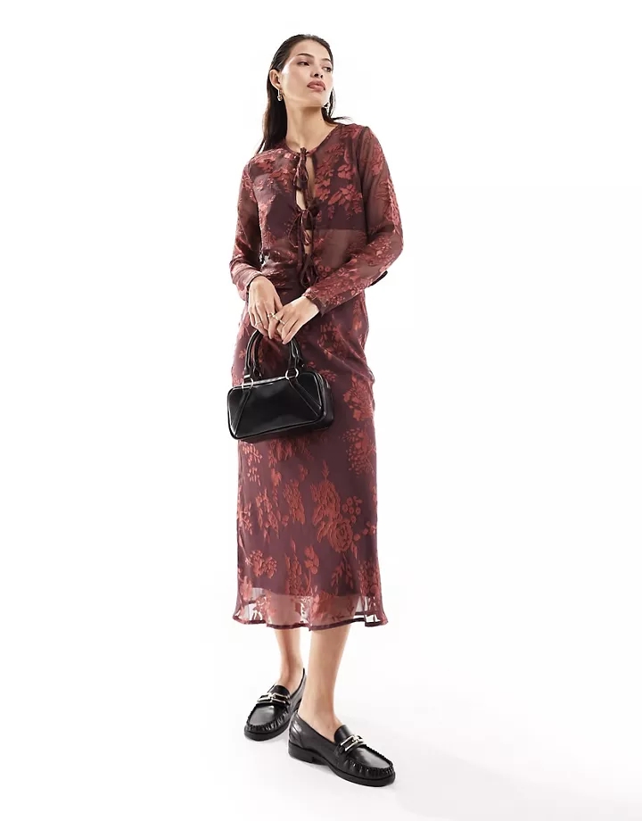 Blusa color óxido con detalle de lazada y diseño floral de devoré de Wednesday´s Girl (parte de un conjunto) Teja 4bu9hs6h