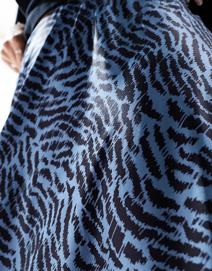 Falda midi azul con estampado animal de satén de Pieces Animal 4pxOJPNi