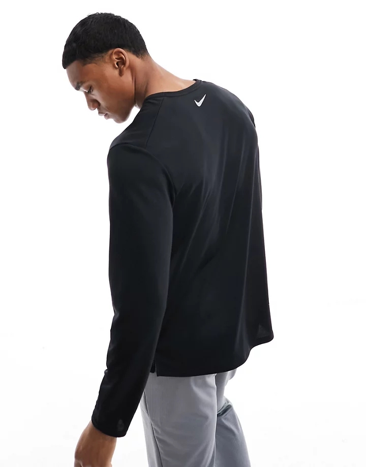 Camiseta negra de manga larga Miler Flash Dri-FIT de Nike Running Negro 555HJ2QL