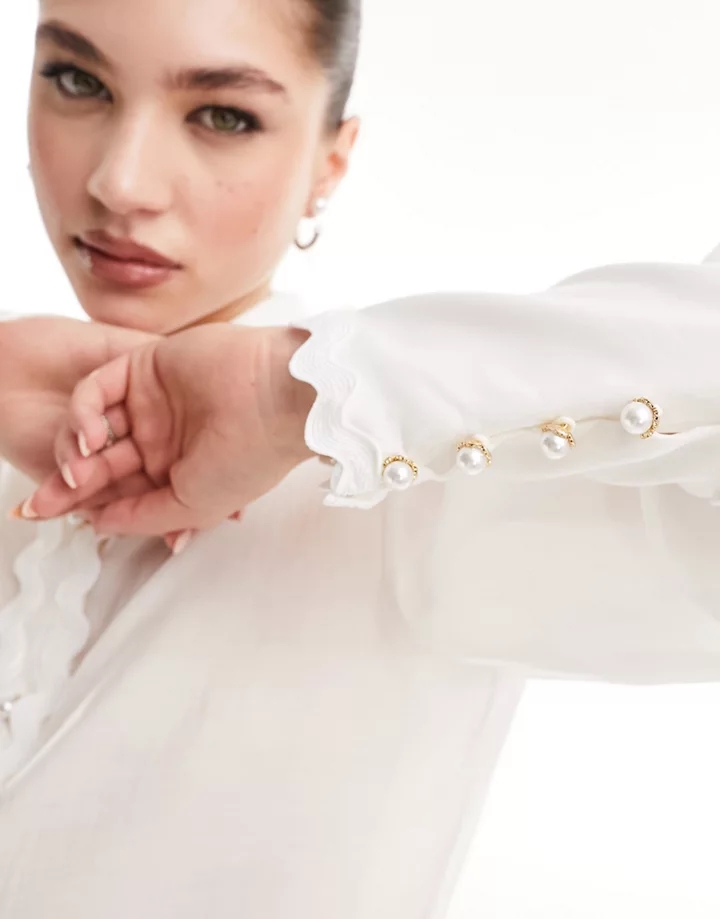 Blusa color marfil con bordes festoneados y botones de perla de sister jane Marfil 6Sr0WDZo
