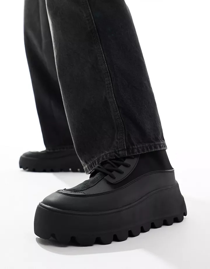 Botas negras estilo calcetín con cordones, suela gruesa y detalle de insignia de DESIGN Negro 7aP0RJhN