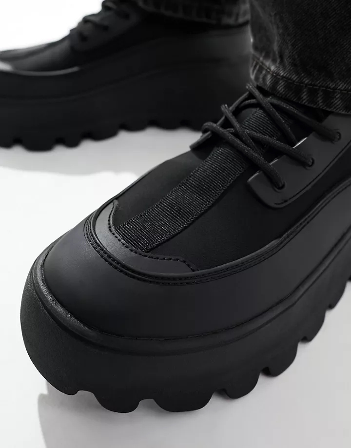 Botas negras estilo calcetín con cordones, suela gruesa y detalle de insignia de DESIGN Negro 7aP0RJhN