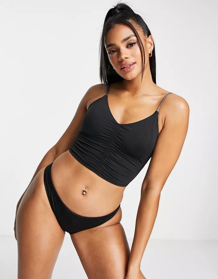 Top de bikini negro alargado con cuello de pico de Nike Swimming Negro 8HHT4R4h