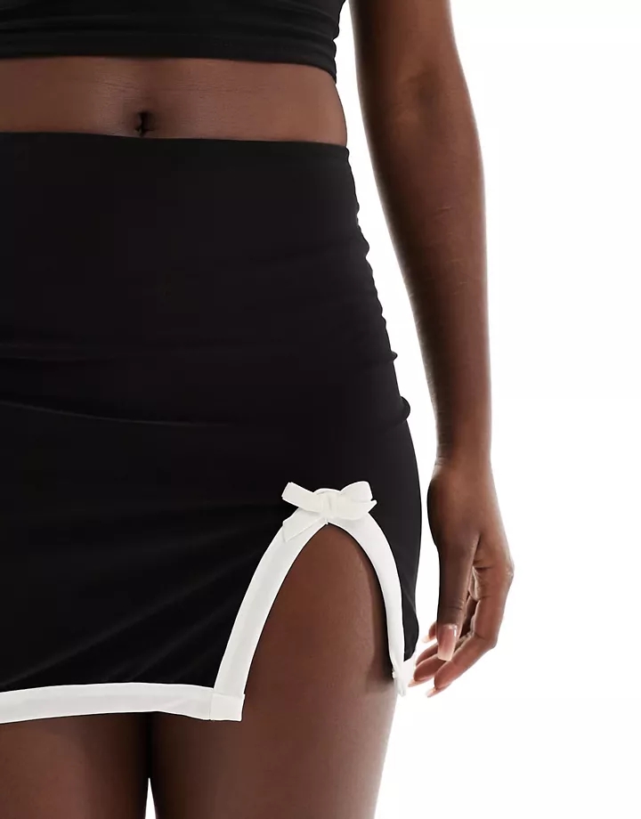 Minifalda negra con detalle de lazos y ribete en contraste de Kaiia (parte de un conjunto) Negro/blanco 8Uunu5Ci