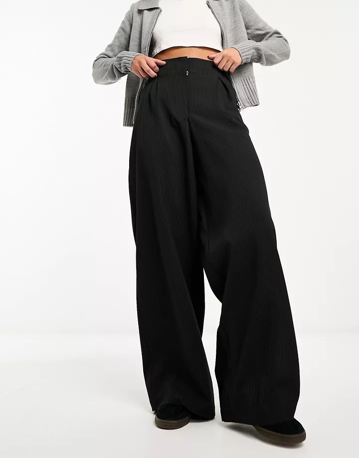 Pantalones negros a rayas de pernera ancha con costuras