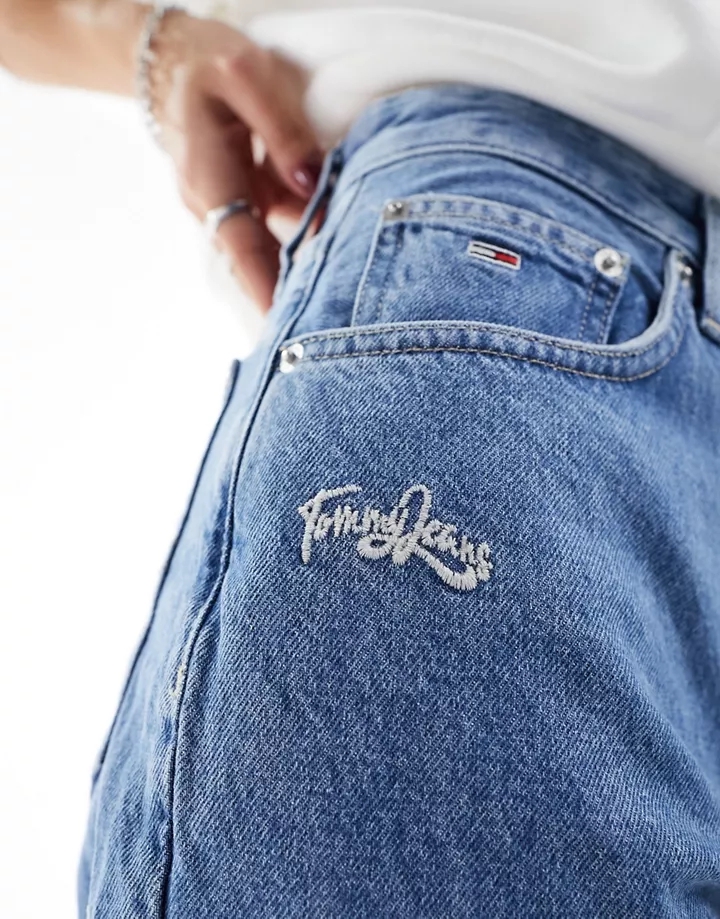 Vaqueros mom con lavado medio de talle muy alto y corte tapered con diseño del logo de Tommy Jeans Denim medio 8jvFDmGB