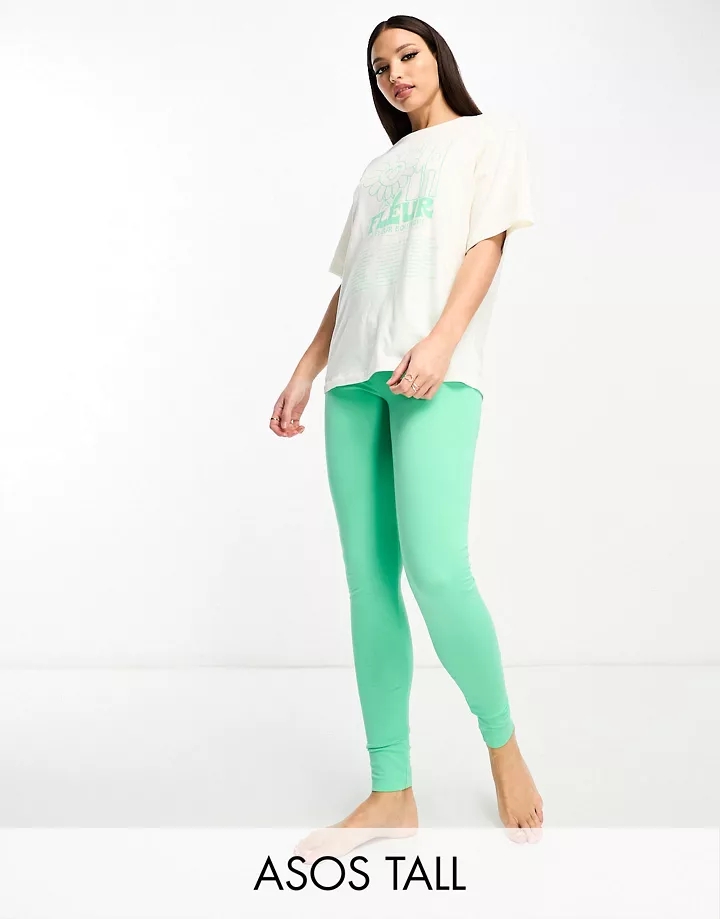 Pijama color crema y verde de leggings y camiseta extra