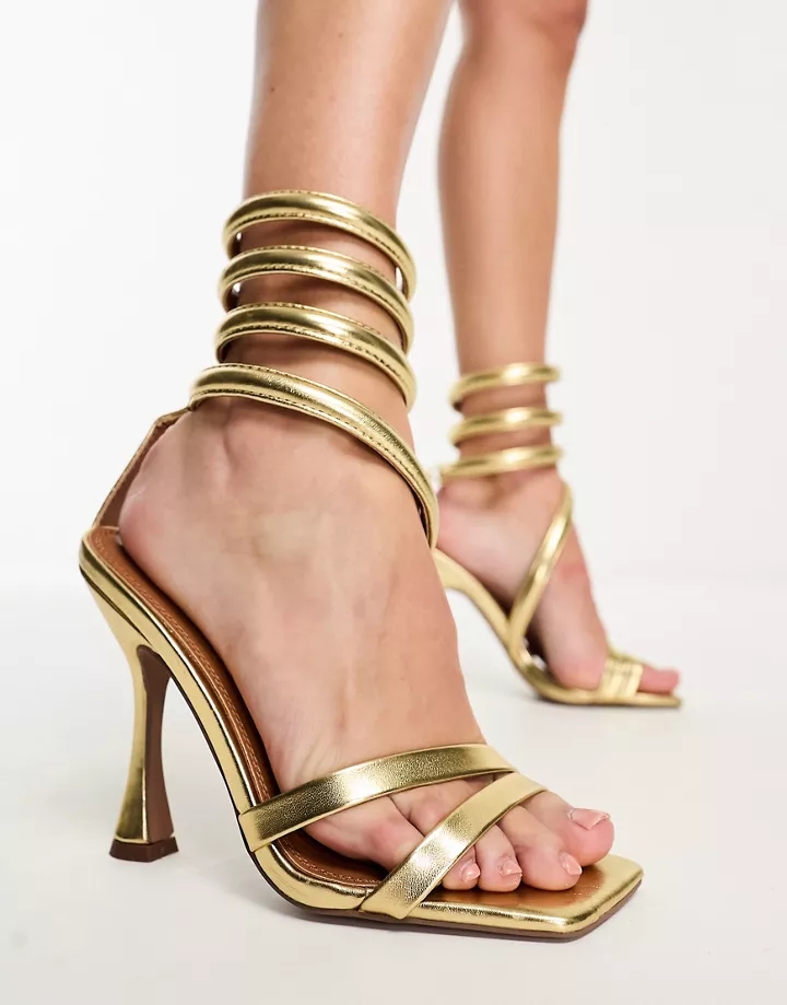 Sandalias doradas de tacón alto con diseño envolvente a
