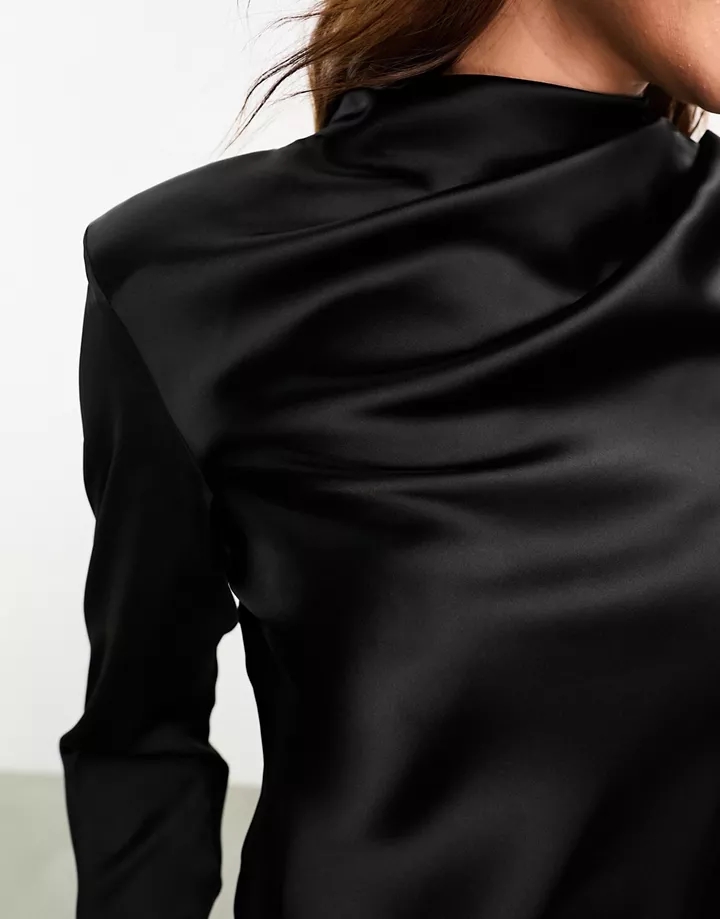 Blusa negra con hombreras y cuello alto de DESIGN Negro Az9CCKt3